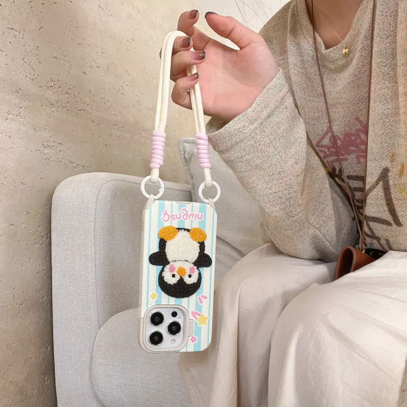 117de3.webp قاب پنگوئن بامزه با بند مچی دو قلاب (کدC1922) - تصویر 1